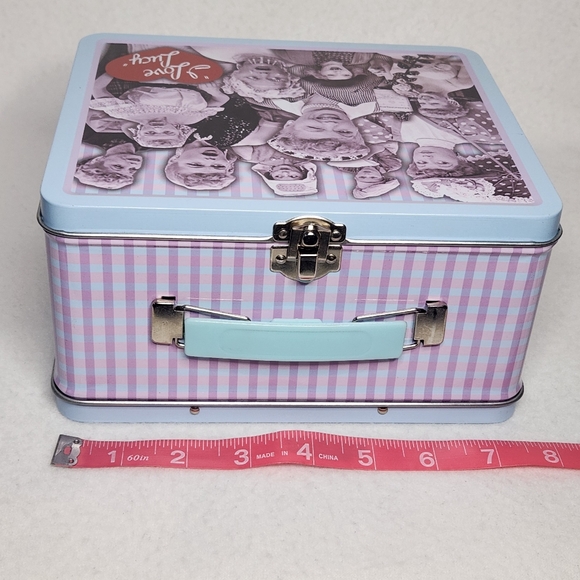 I Love Lucy Metal Lunchbox Showcasing Iconic "I Love Lucy" Imagery For 14-years+ - Picture 5 of 10